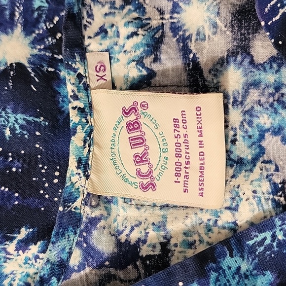 S.C.R.U.B.S. Women's Christmas Tree Print Short Sleeve Scrub Shirt Size XSmall - Picture 2 of 5